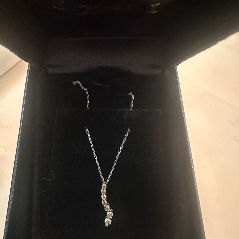 14kt 1/4tcw diamond necklace
